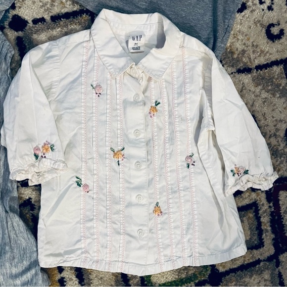 Gap Little Girl Bundle 4 Tops Size 2/3 Adorable Embroidery - Picture 2 of 10